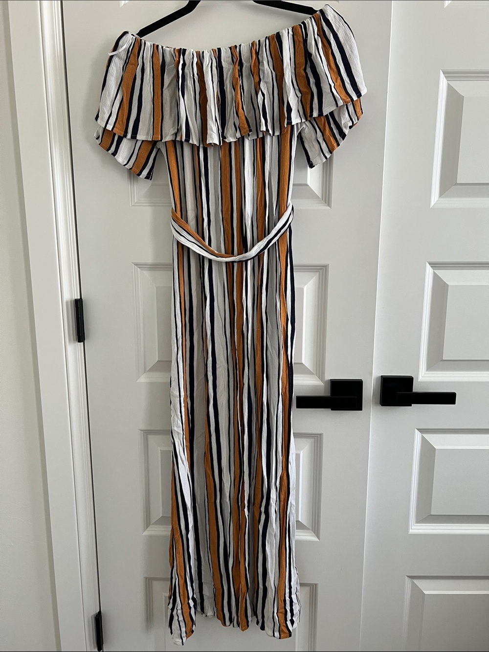 Urban Outfitters Off-Shoulder Maxi Dress in White, Navy & Mustard - Picture 4 of 5